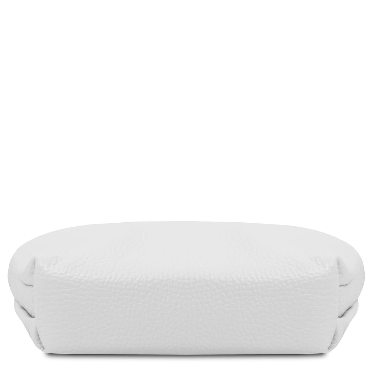 Blanco piel suave toiletry case with textura granulada, structured base, and subtle stitching details.
