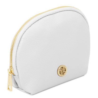 Blanco piel suave toiletry case with cremallera dorada and round metal emblem on front, featuring textura granulada.