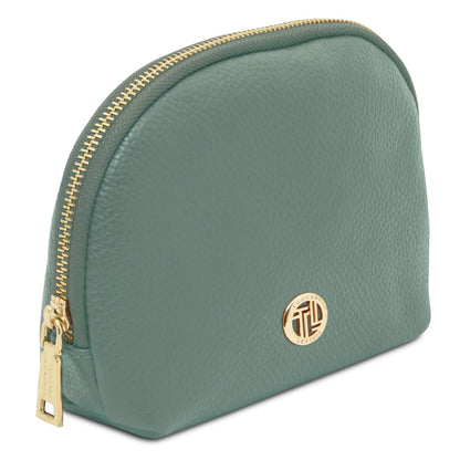 Soft green leather toiletry case with cremallera dorada and circular metal emblem, crafted with textured Italian leather.