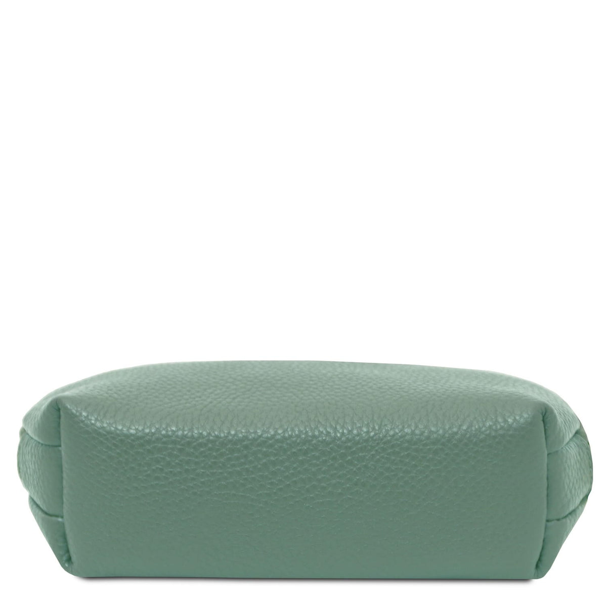 Soft green leather toiletry case with textura granulada and structured reccuerogular shape shown from the bottom view.