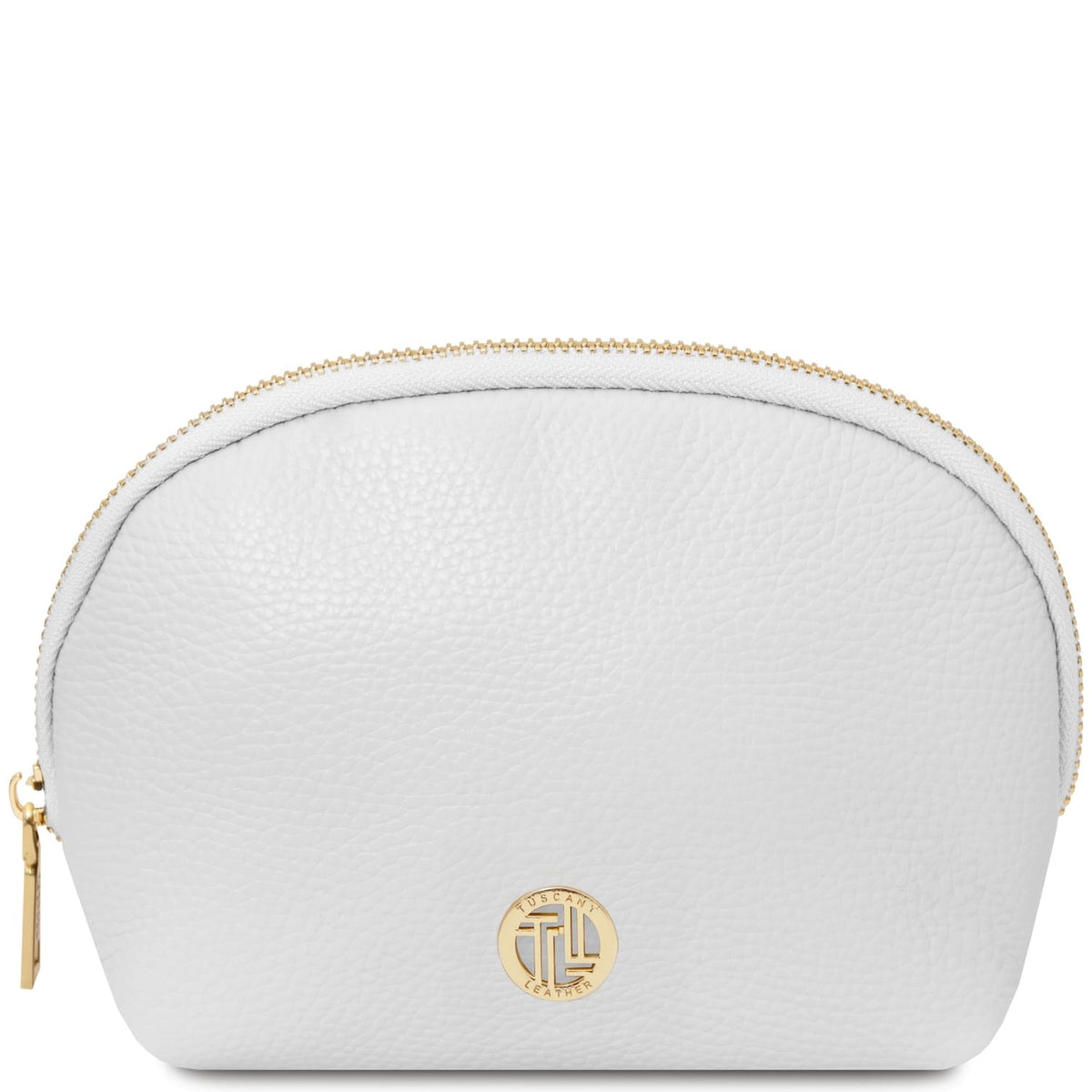 Blanco piel suave toiletry case with curved silhouette, cremallera dorada, and small round metal emblem on front center.