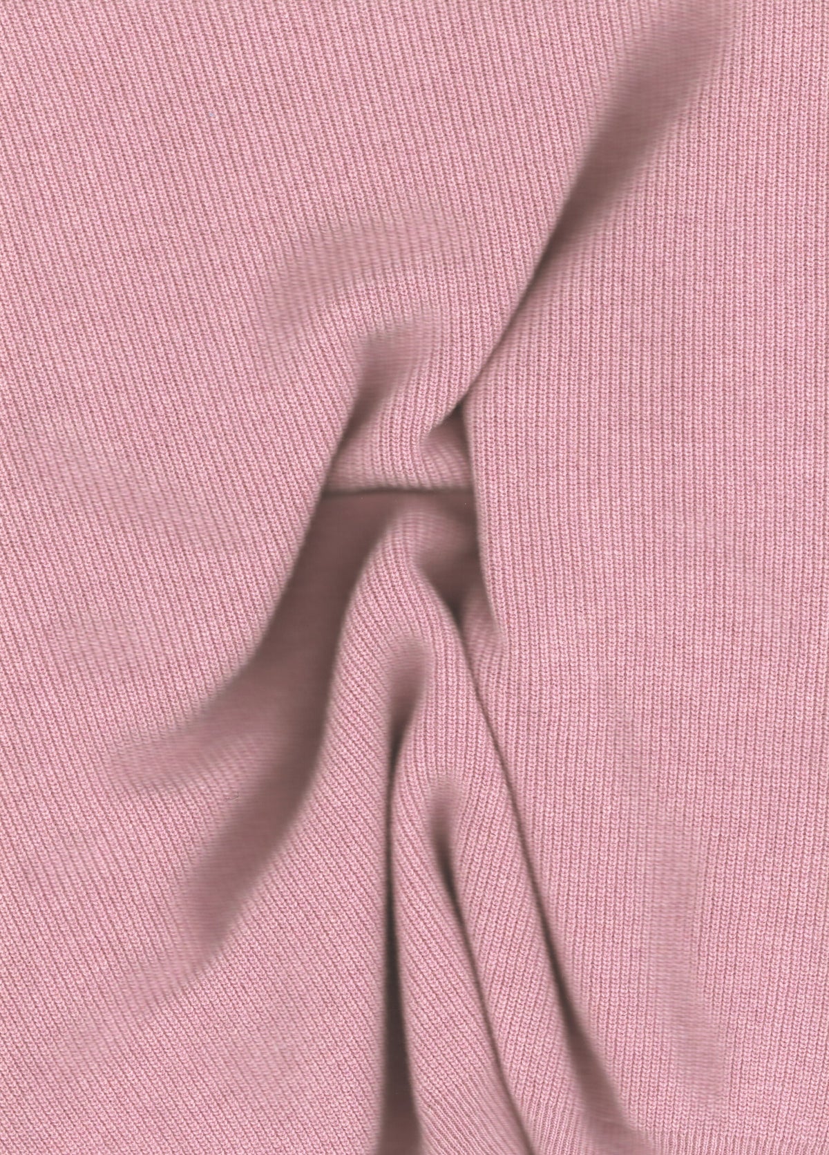 Primer plano of rosa suave tejido de punto acanalado from a wool and cashmere mix cuello alto sweater