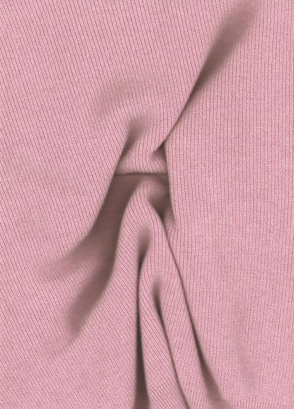 Primer plano of rosa suave tejido de punto acanalado from a wool and cashmere mix cuello alto sweater